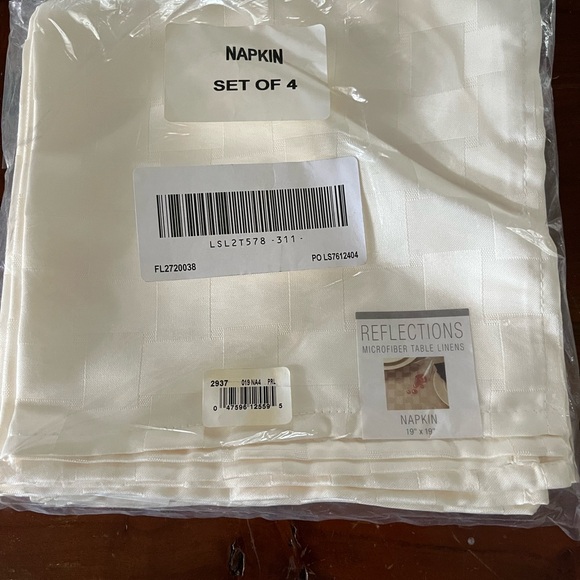 Reflections Ivory Table Linens Set - Picture 8 of 9